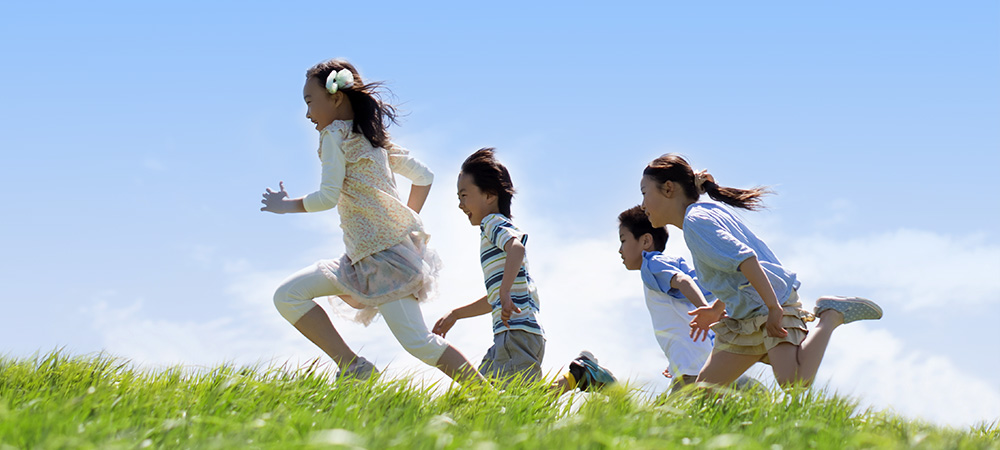走る子供たち