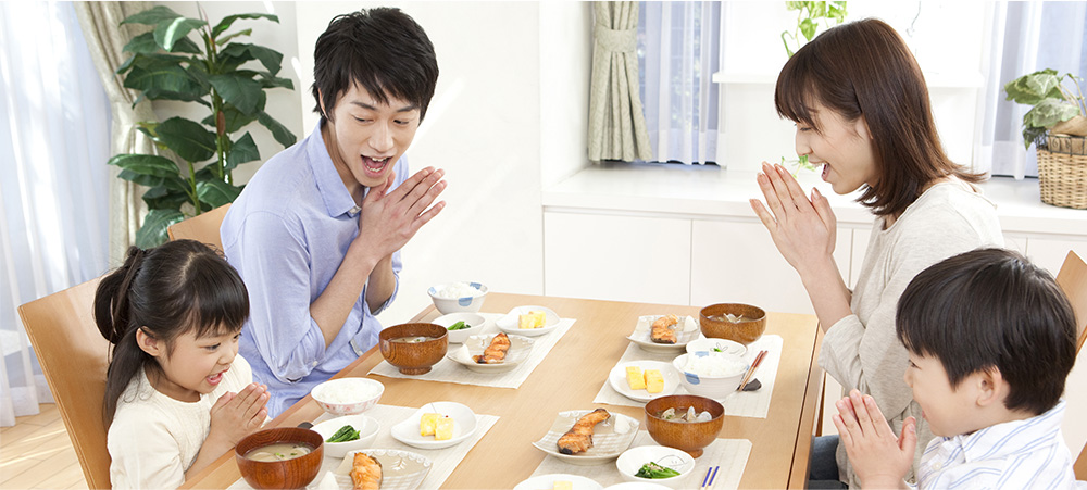 食事をする家族